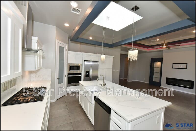 El Paso House: 2412 Tierra Lejana Pl
