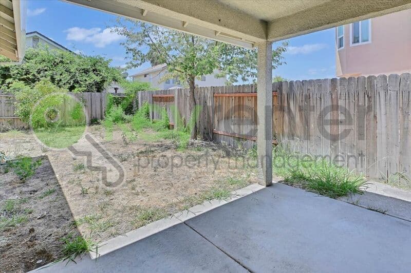 Sacramento House: 8428 Cassatt Way