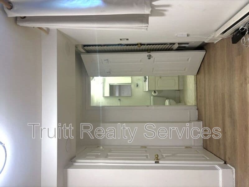 Washington Condo: 711 14th St SE