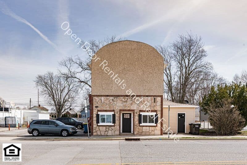 Waterloo Condo: 340 N Wayne st