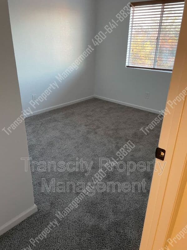 Mesa House: 630 E Jensen St