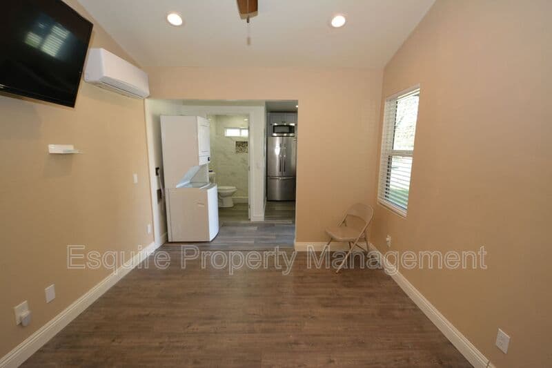 CAMARILLO House: 850 1/2 AILEEN ST