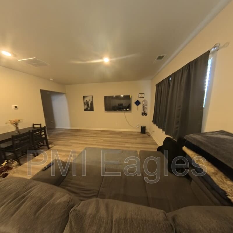 Clarksville House: 827 Moray Lane