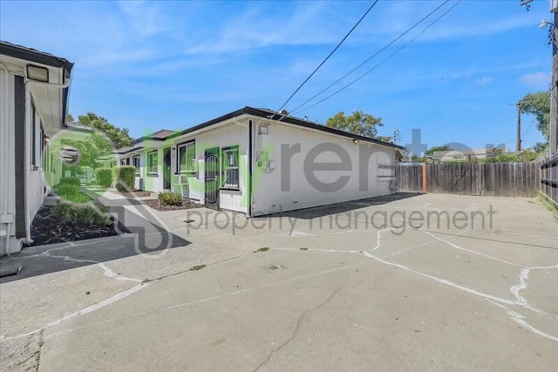 Sacramento House: 1071 Santiago Ave