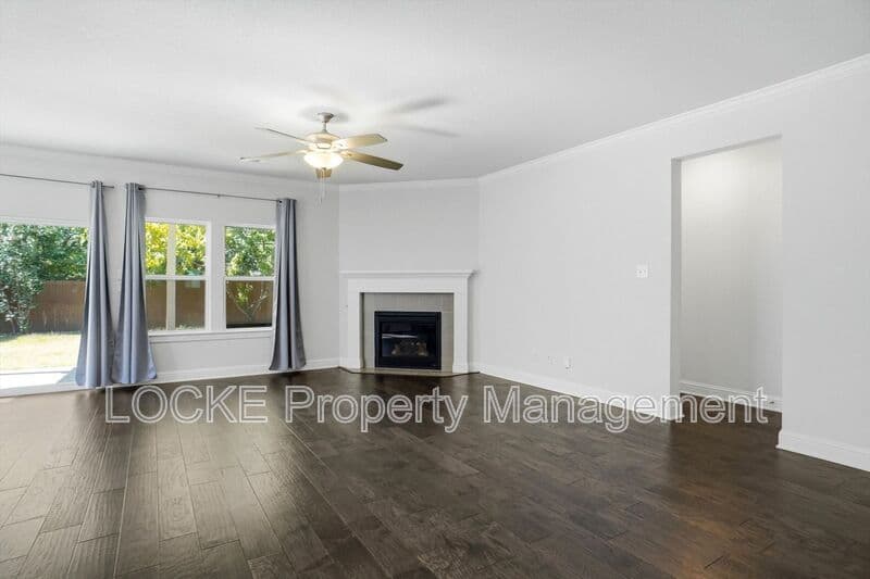 Fort Worth House: 2809 W Bewick St