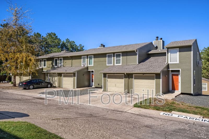 Lakewood Townhome: 5428 West 17th Avenue