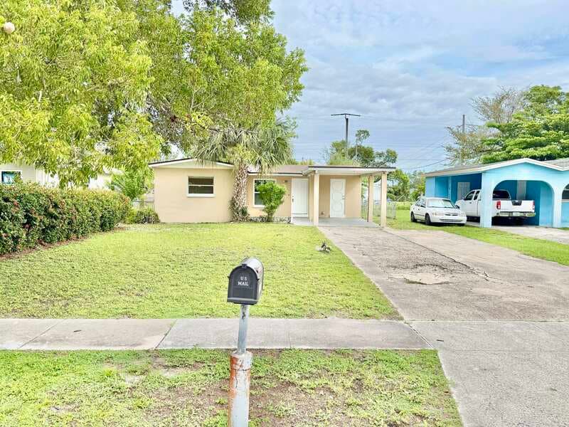 Fort Myers House: 2985 Saint Charles Street