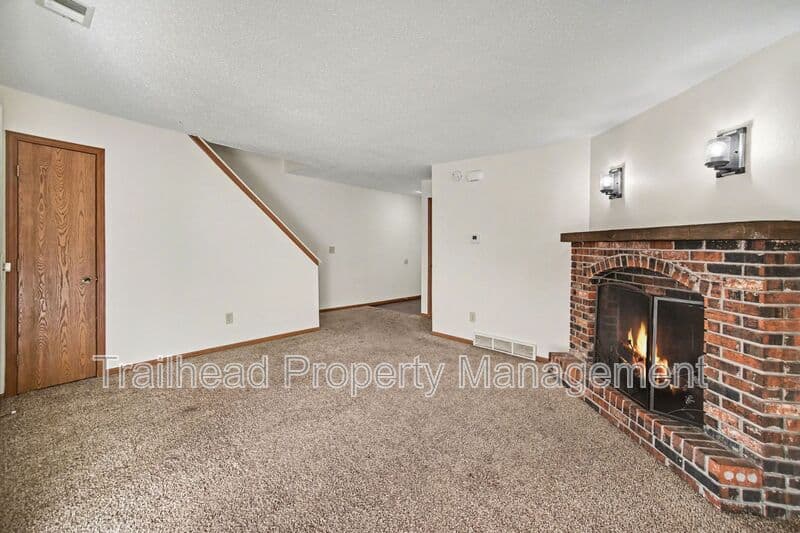 Blue Springs House: 410 NW Nottingham Lane