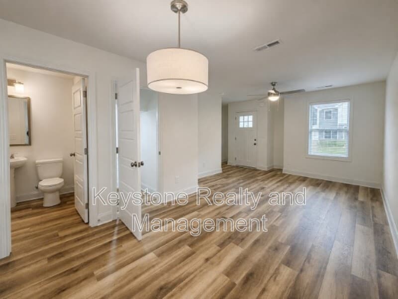 Clarksville Townhome: 919 Martin Street