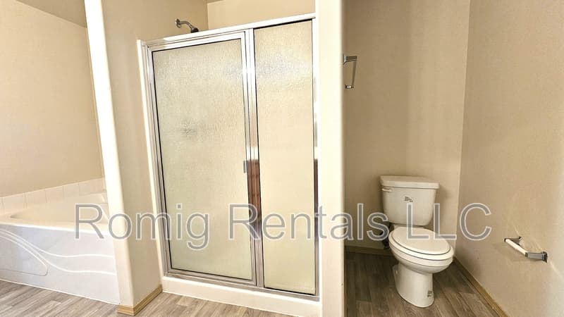 Vancouver House: 4484 Northeast Nicholson Loop