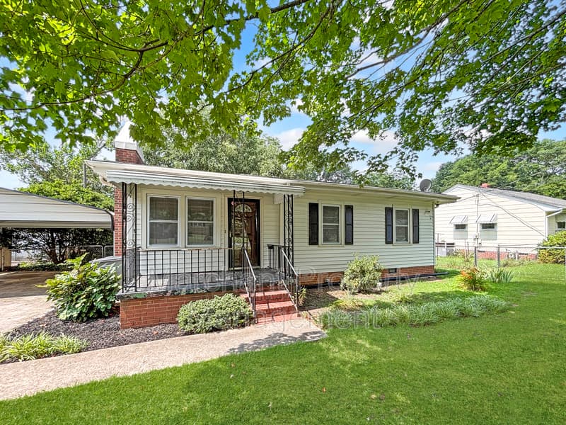 Greenville House: 22 Brownwood Drive