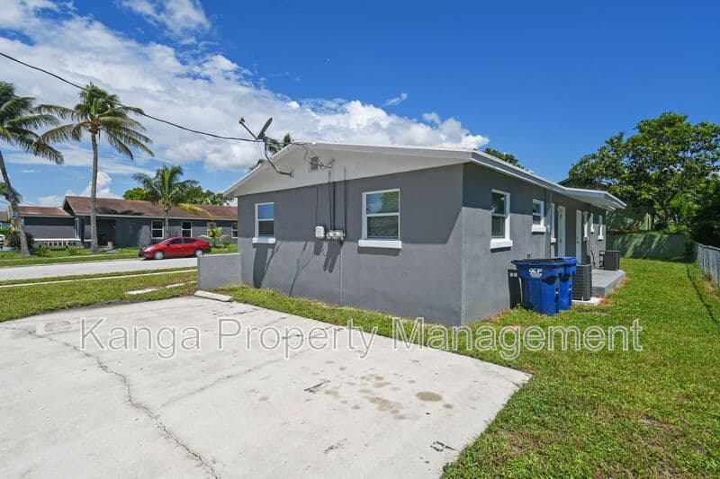 Riviera Beach Condo: 968 W 9th St