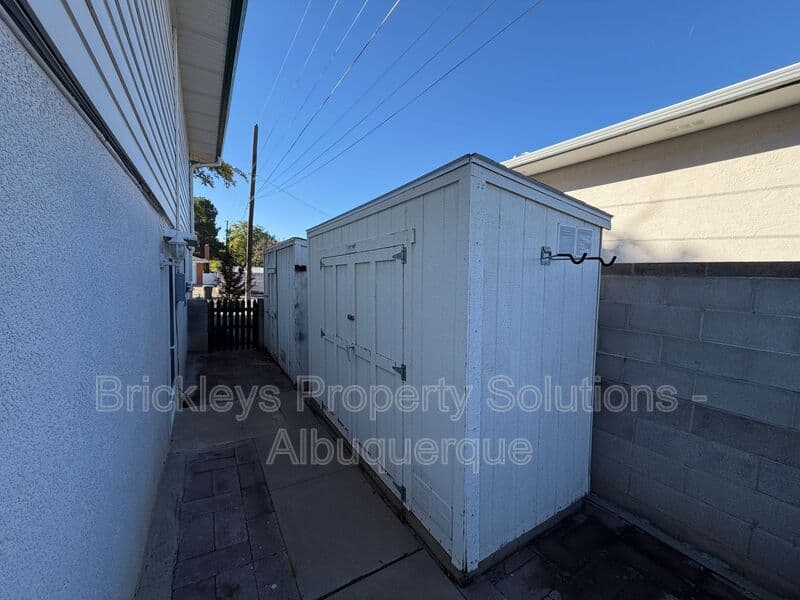 Albuquerque House: 7121 Edwina Ave NE