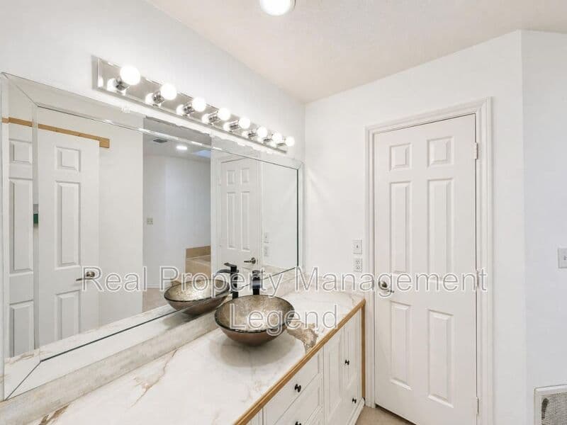 Benbrook House: 70 Legend Road