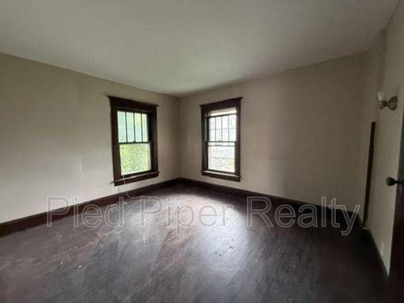Freeport House: 905 S State Ave