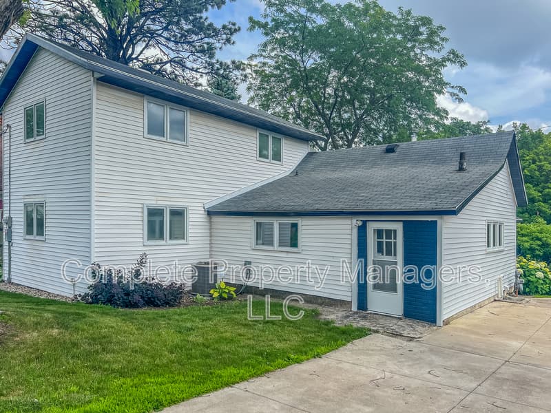 Owatonna House: 118 Franklin Avenue