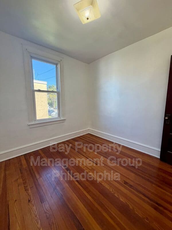 Collingdale House: 7 Rhodes Ave