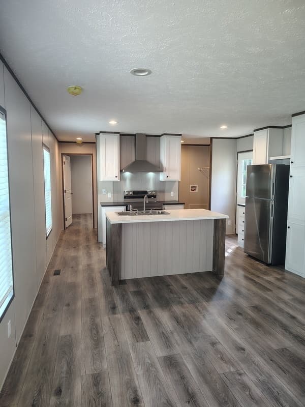 ELLENWOOD House: 33 Club Circle