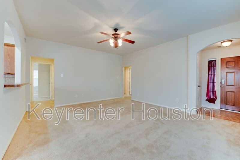Houston House: 16014 Hidden Crest