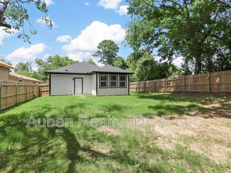 Denison House: 1104 W Elm Street