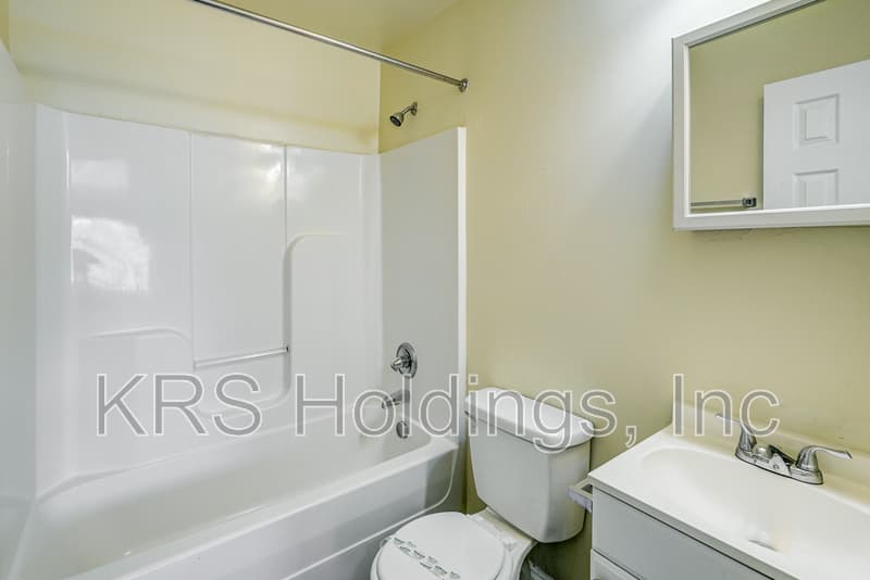 Richmond Condo: 2100 phaup st
