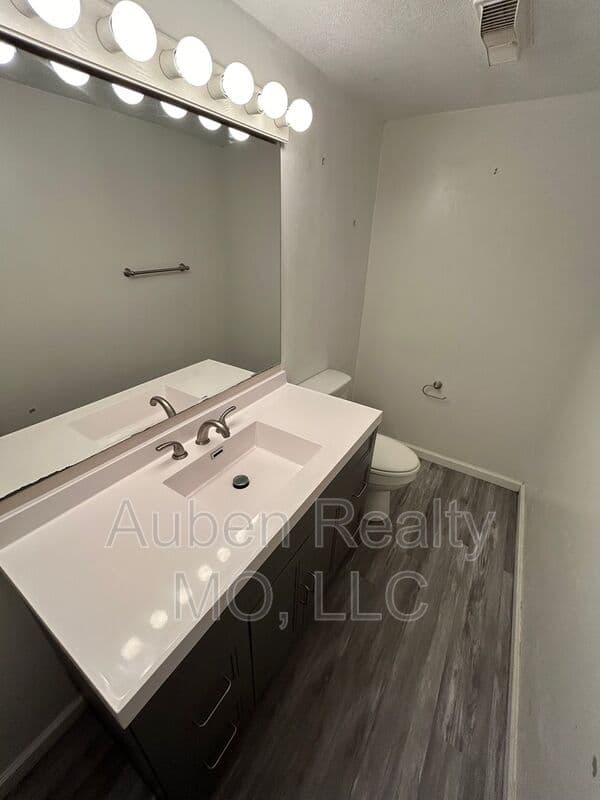 Kansas City House: 11301 Herrick Avenue