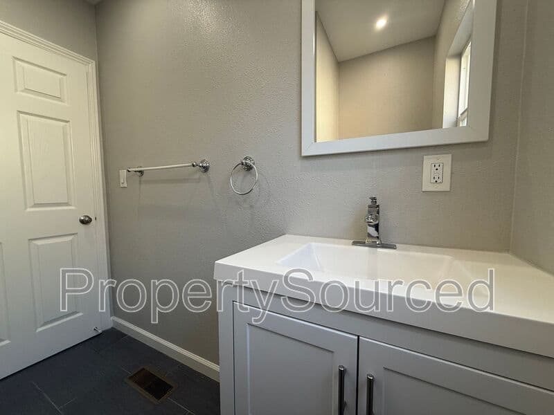 Manteca House: 807 W Yosemite