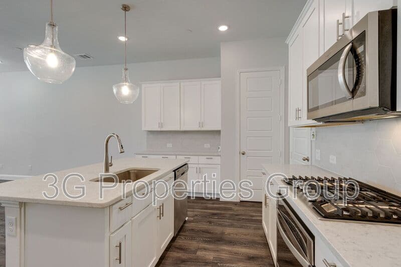 Lewisville House: 344 Almanor St