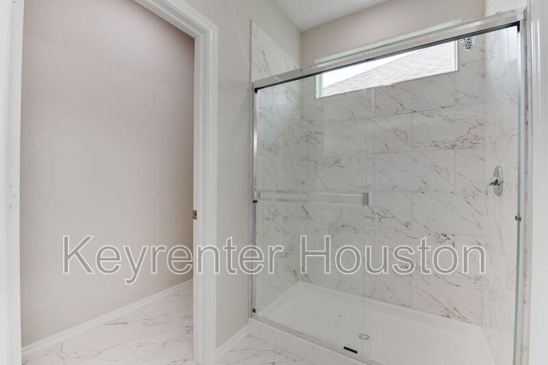 Houston House: 8203 Woodlyn Rd