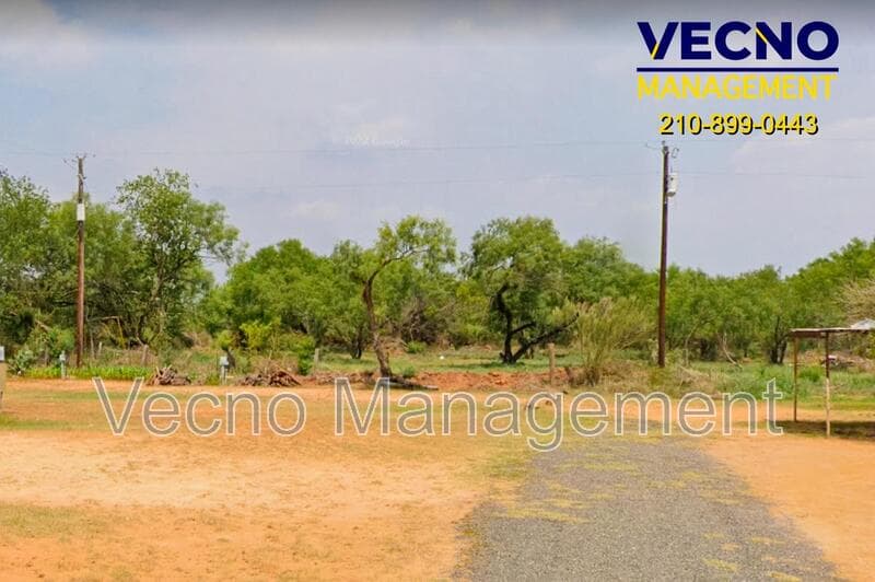 Pearsall House: 1819 County Road 1001 - 13