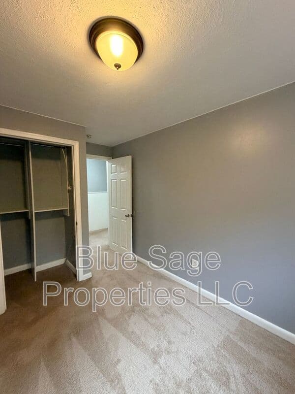 Folcroft Townhome: 2118 Valleyview Dr