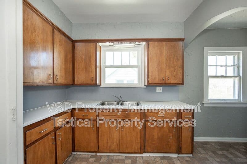 Cleveland Condo: 14717 Milverton Rd
