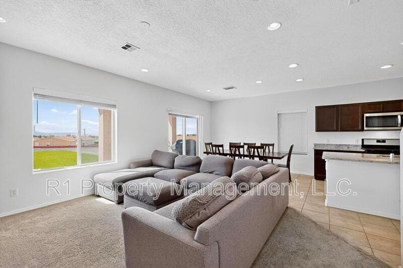 Rio Rancho House: 108 Hue Street