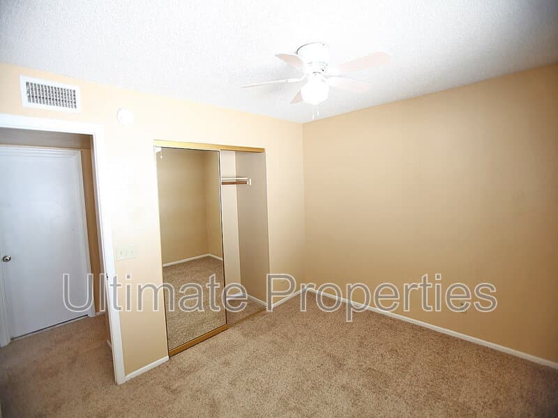 Peoria House: 8832 W Saint John Rd