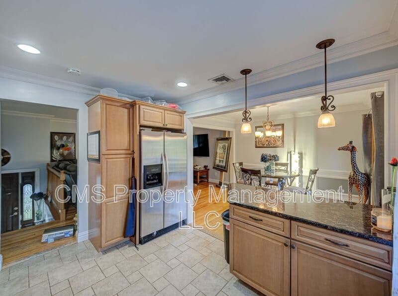 Bloomingdale House: 128 Reeve Ave