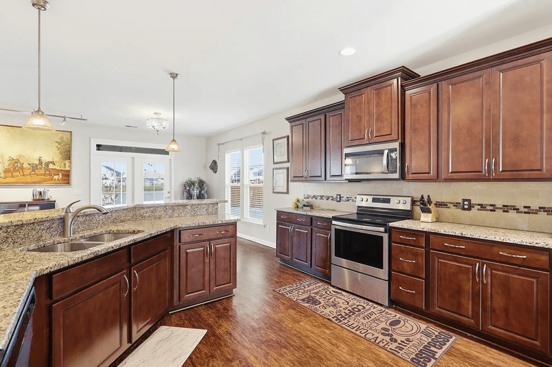 Savannah House: 225 Willow Point Cir