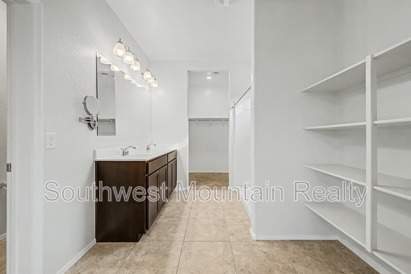 Florence House: 11553 E Sunflower Ln