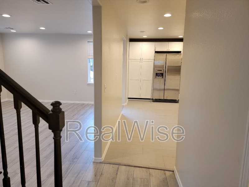 Roseburg House: 344 W Selmar Ct