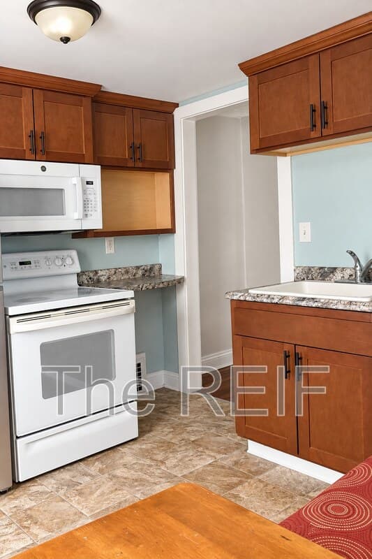 Lansing Condo: 513 North Magnolia Avenue 2nd Floor