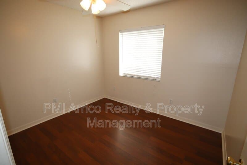 Tampa Townhome: 7430 E Bank Dr