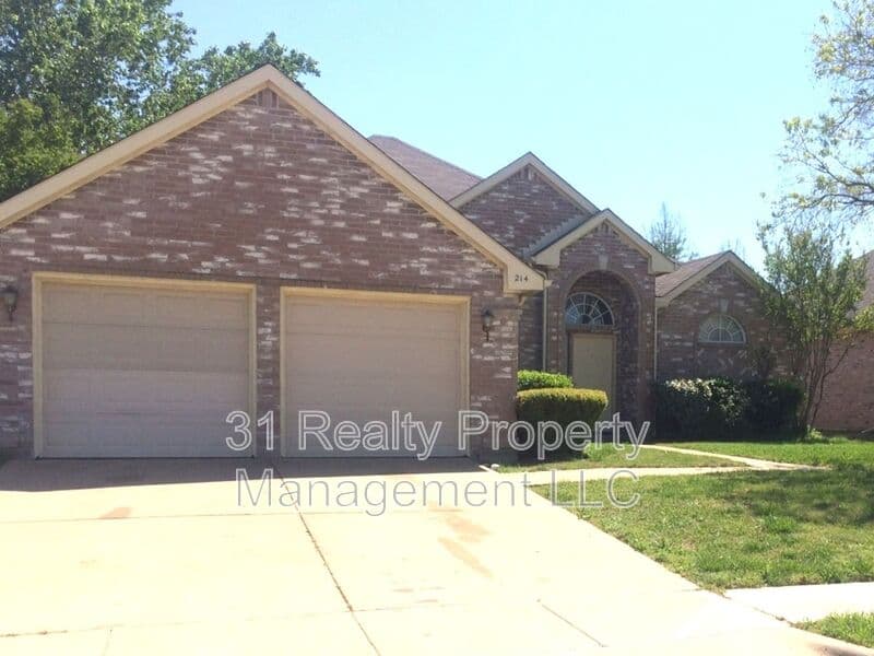 Arlington House: 214 E Lynn Creek Dr