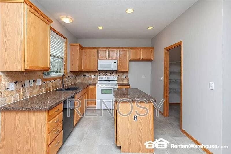 West Des Moines House: 7732 Beechtree Ln