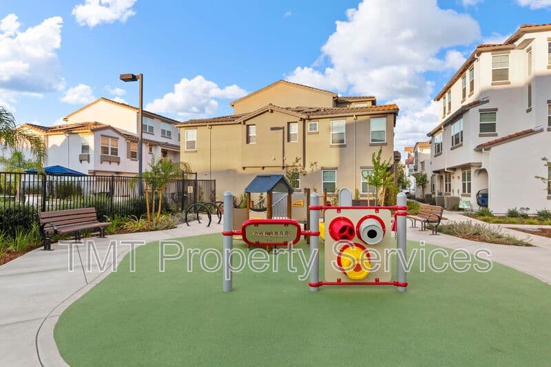 Sacramento Townhome: 23 Advantage Court