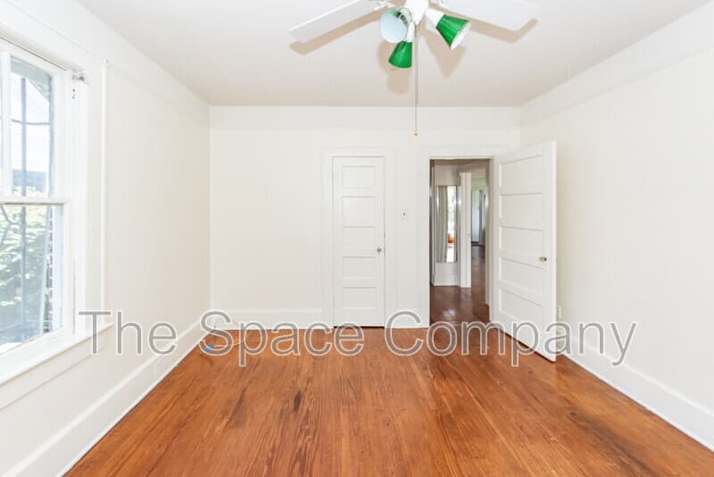 Charleston House: 25 8th Avenue