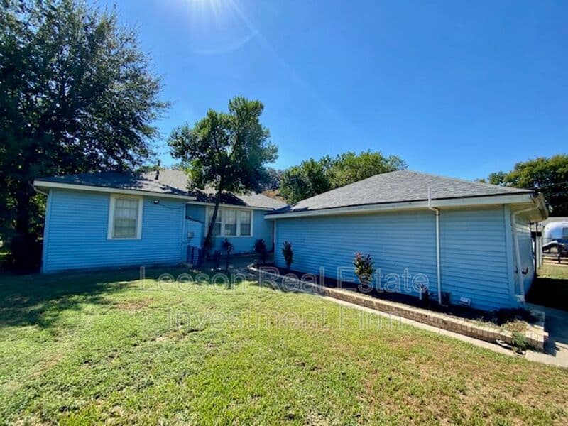 Shreveport House: 3792 Greenway Pl.