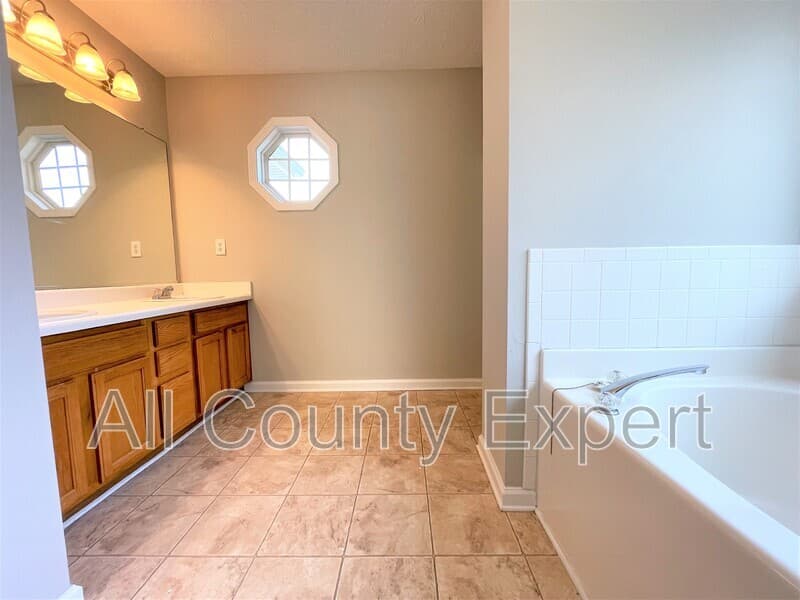 Snellville House: 2370 Temple View Ct