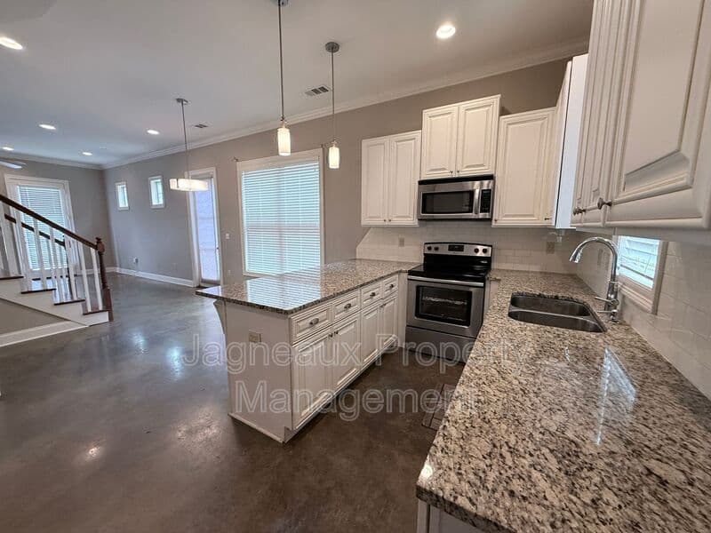 Lafayette House: 108 Shallowford Dr