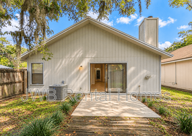 Jacksonville House: 2284 Destine Ln
