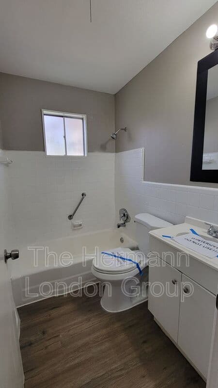 St Louis House: 227 Meadowcrest Dr