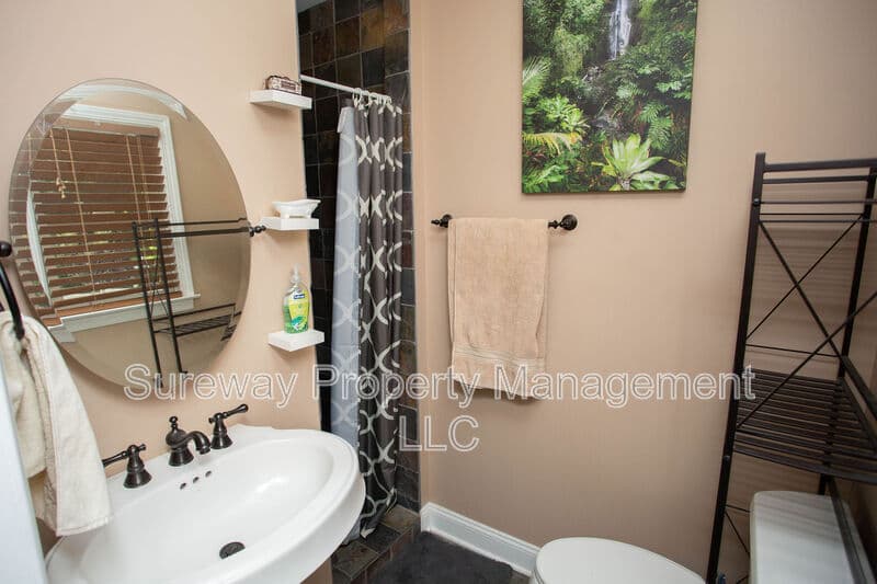Magnolia House: 417 N Warwick Rd